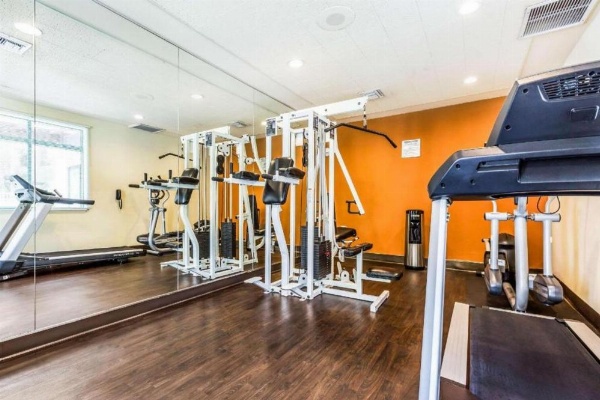 Ramada Suites by Wyndham San Diego image 10